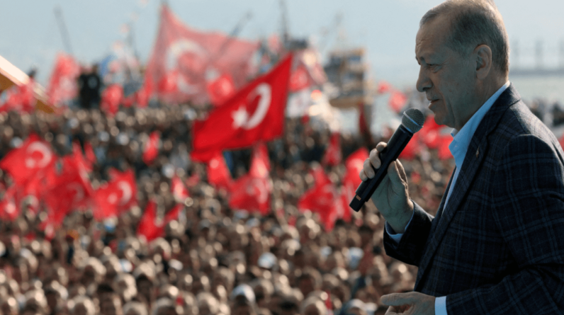 بوليتيكس توداي: سرّ أردوغان.. كيف استطاع حزب العدالة والتنمية حشد الملايين خلفه؟